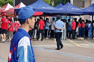 梅西下半场开球前，从球员通道跑回了球场