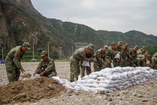 基维奥尔数据：2射1正，4次对抗成功3次，5次丢失球权，评分6.6